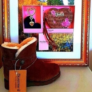 NWT Women's Bearpaws sz 6 & matching Nwt Juicy Couture wristlet and keychain set